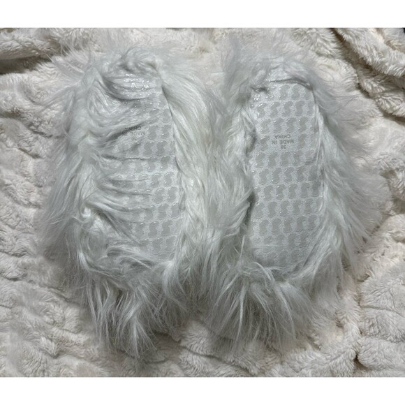 Skims Plush Bunny Slippers - Picture 8 of 8